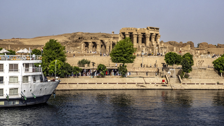 Cruise ship stops at Nile River temple