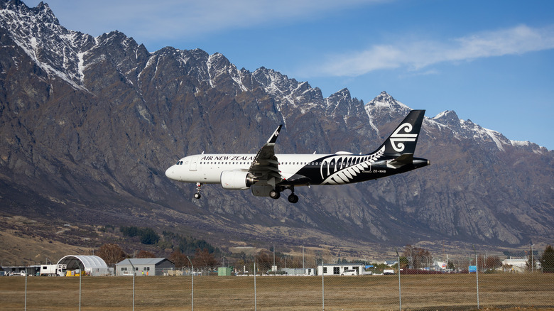 An Air New Zealand Airbus A320 landing at Queenstown airport