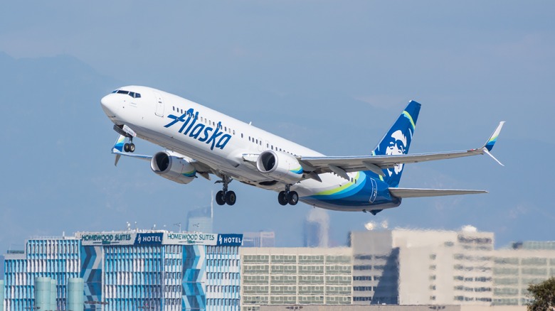 An Alaska Airlines Boeing 737 taking off from LAX