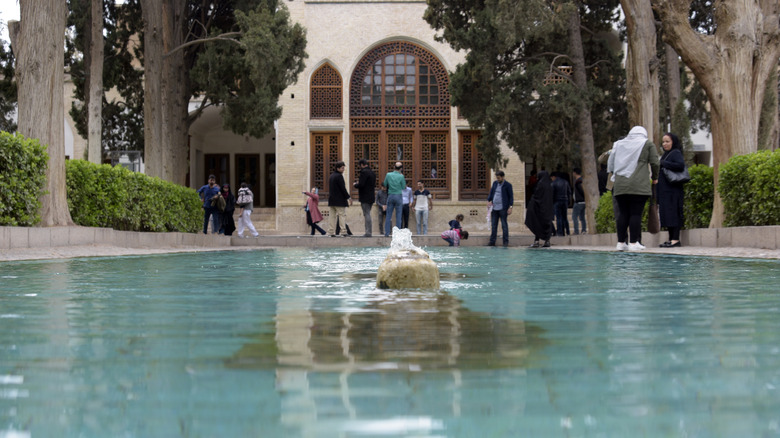 Bagh-e Fin fountain in front of pavilion