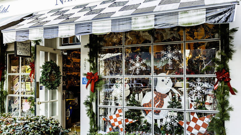 Holiday-themed storefront in Williamsburg, VA