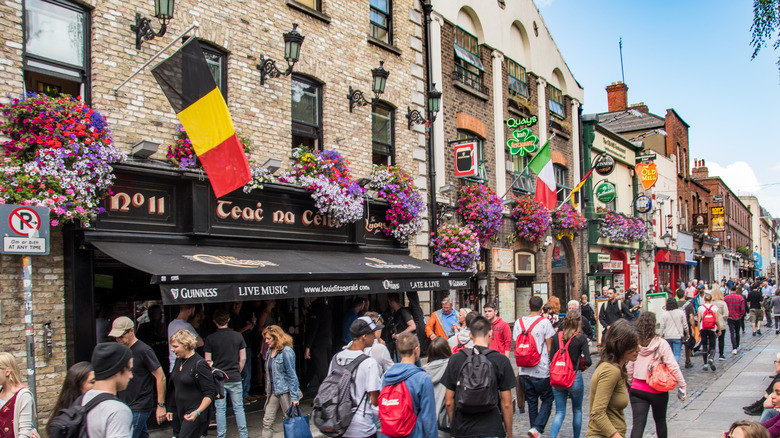 Dublin street filled with tourists