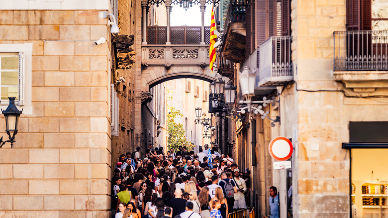 Cityscape full of tourists