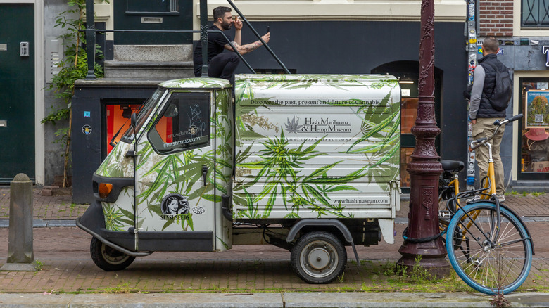 Tuk-tuk by marijiuana museum, Amsterdam