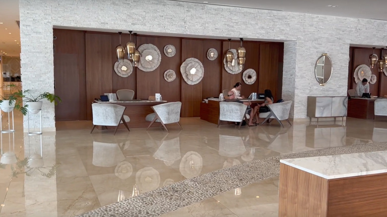 Le Blanc Resort Cancún lobby