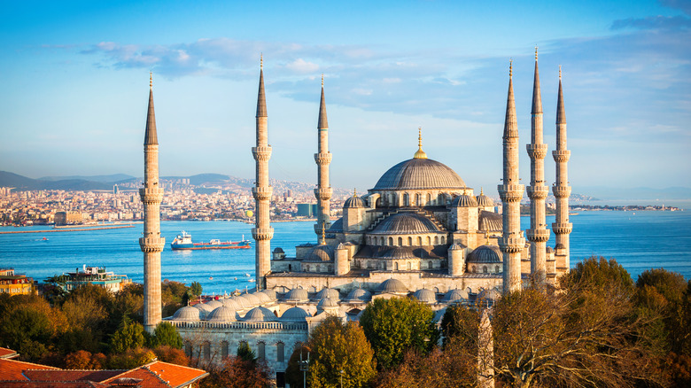 The Sultan Ahmed Mosque in Istanbul, Turkey, against a blue sky.