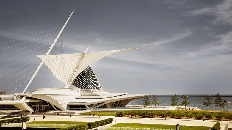 The impressive Milwaukee Art Museum displays an open sunscreen on a moody day.