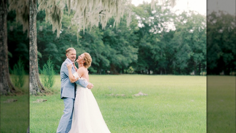 Newlywed couple at Hewitt Oaks