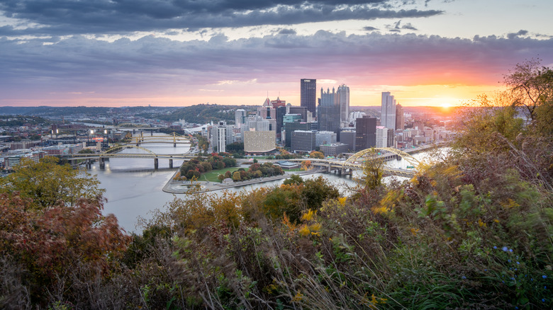 A view of Pittsburgh from surrounding hills