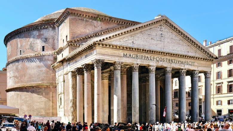 Crowds outside ancient Roman Pantheon