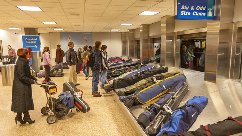 Skis at airport baggage claim