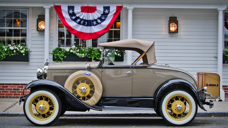 Vintage car in front of Griswold Inn