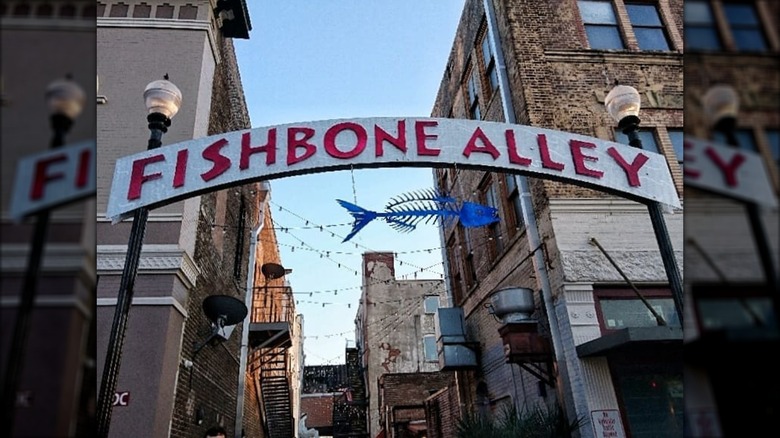 The entrance to Fishbone Alley