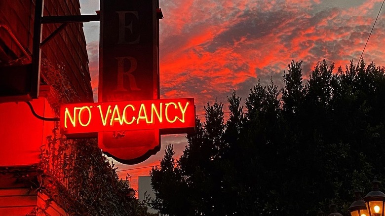 No Vacancy neon sign