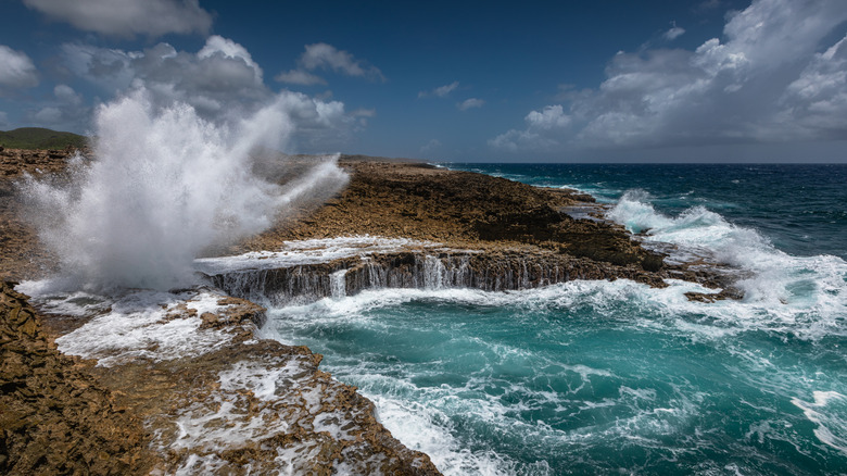 Waves crashing against rocks at Shete Boka National Park