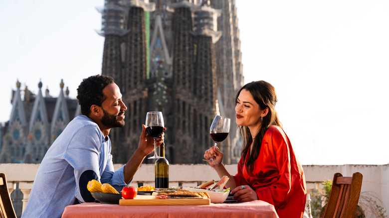 Couple dining with view of Basílica de la Sagrada Família