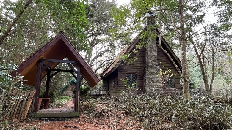 The exterior of Lichgate cottage in Tallahassee, Florida