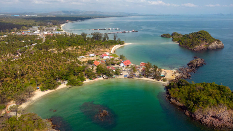 The beautiful bays and beaches in Bang Saphan