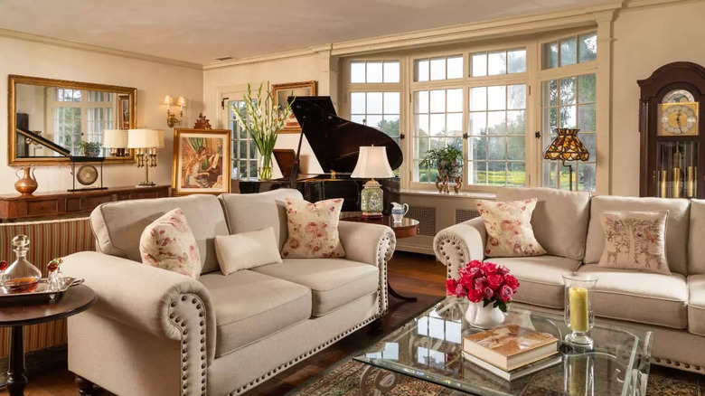 Living room at Devonfield Inn