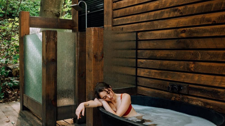 outdoor soaking tub at Treebox retreat