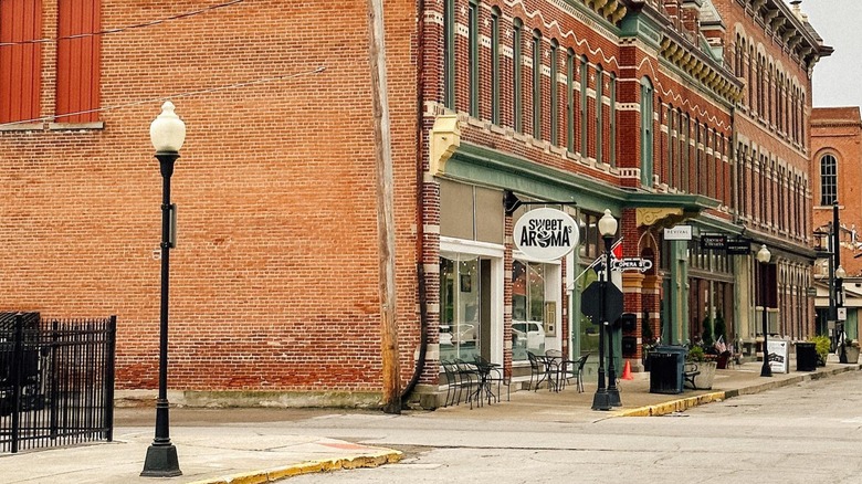 Court Avenue shops and café