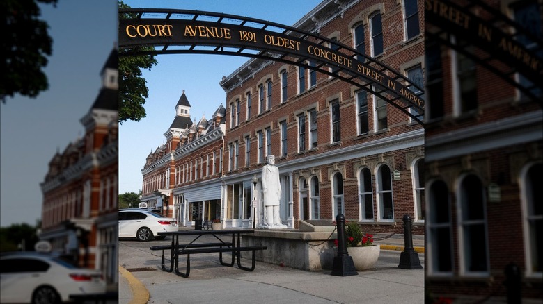 Court Avenue signage in Bellefontaine, Ohio