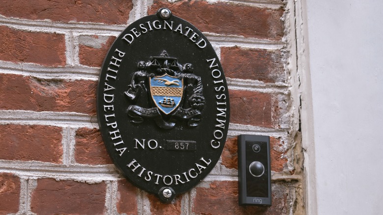 A plaque designating Elfreth's Alley as a significant historical place in Pennslyvania