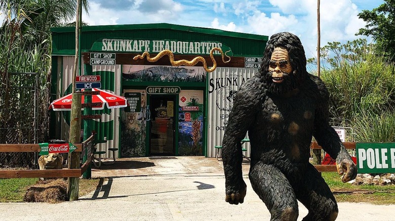 Skunkape statue at Skunkape Headquarters, Florida