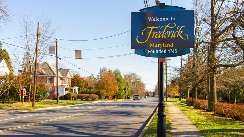 Blue and yellow sign welcoming visitors to Frederick, Maryland