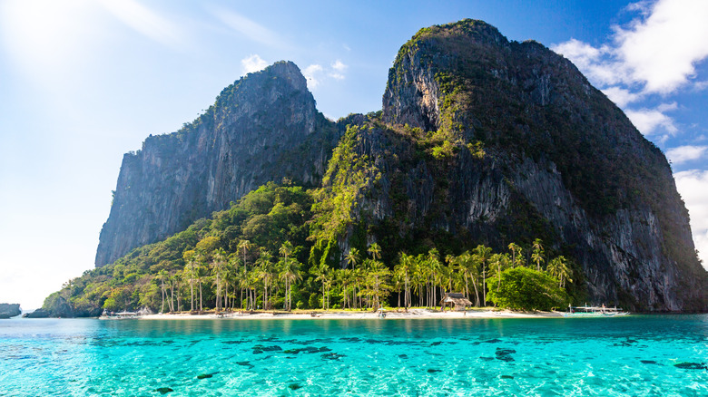 Karst rock formations and beach in El Nido