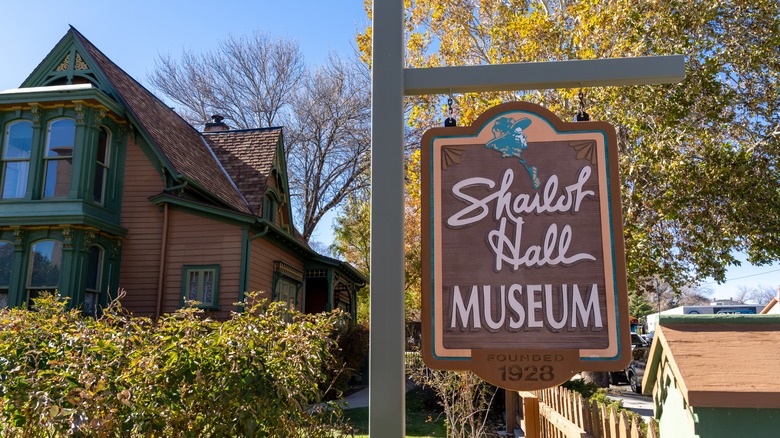 A sign in front of the Sharlot Hall Museum