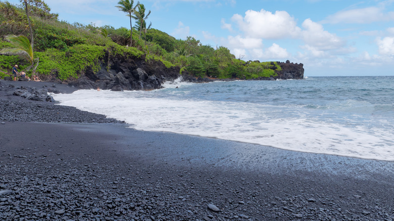 black sands of Honokalani Beach