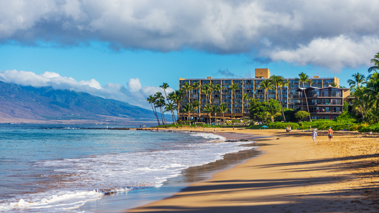 Keawakapu Beach and distant building