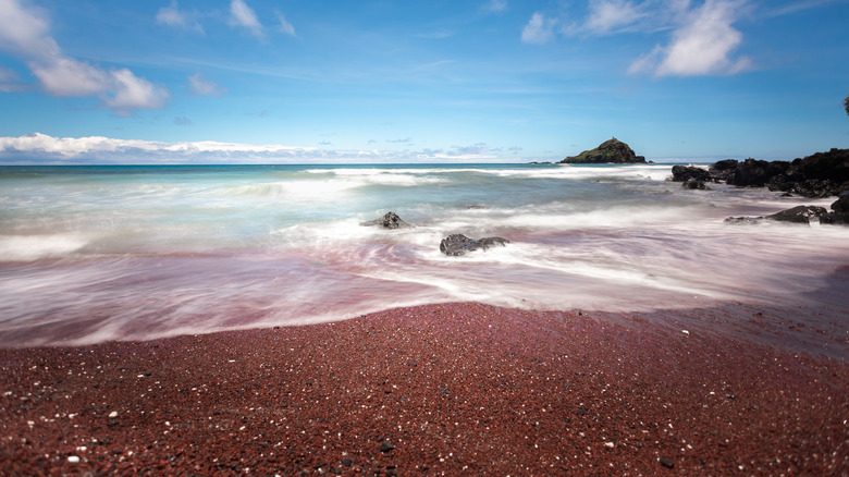 red sands of Koki Beach