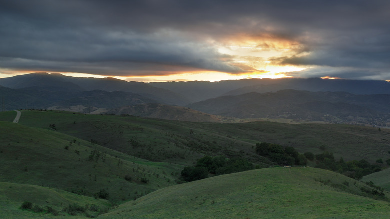 Sunset over the grassy mountains of the Coyote Peak Trail