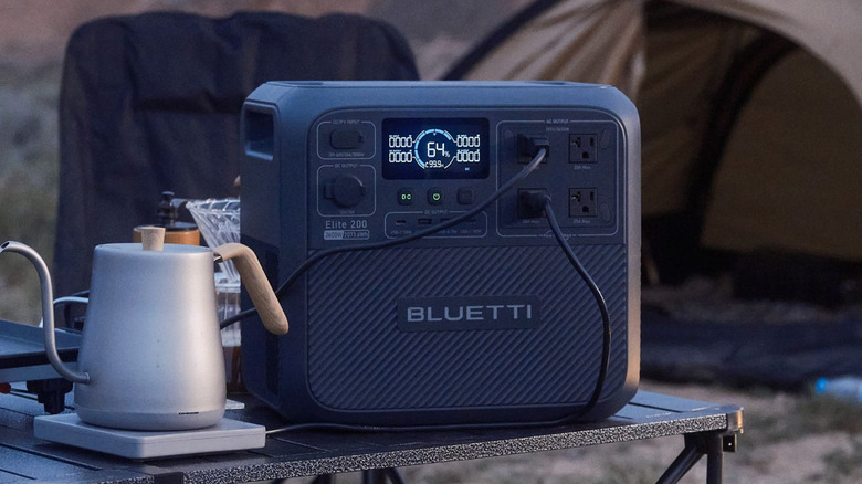 BLUETTI power station powering electric kettle