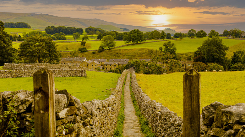 Walking trail through the Yorkshire Dales, England