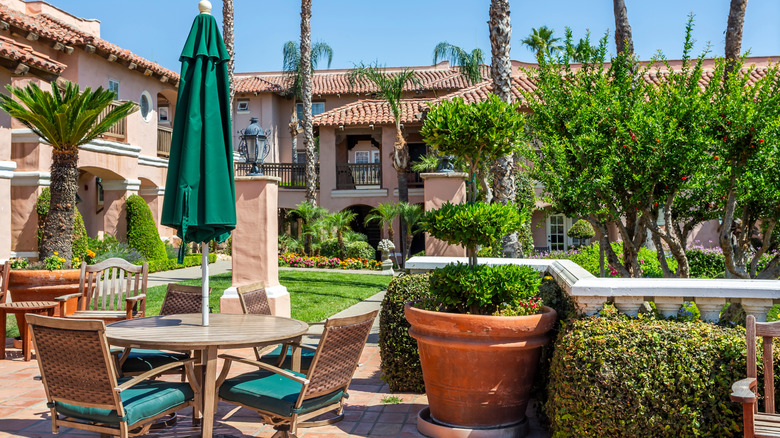 Outdoor area of Harris Resort in Coalinga, CA