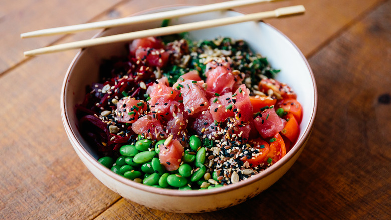 A colorful Hawaiian poke bowl