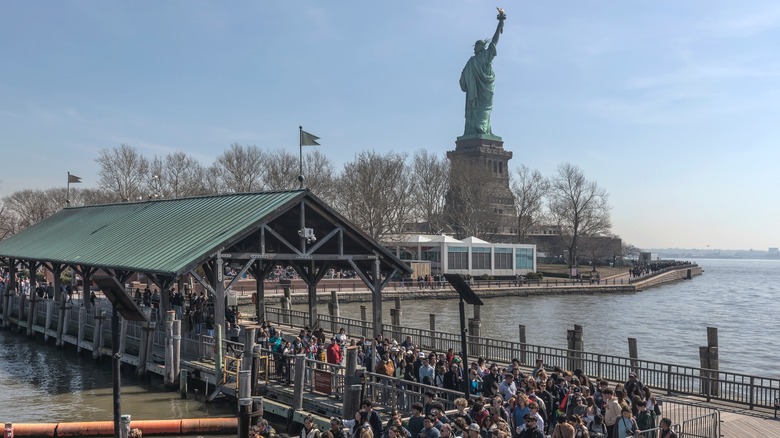 queue to Statue of Liberty