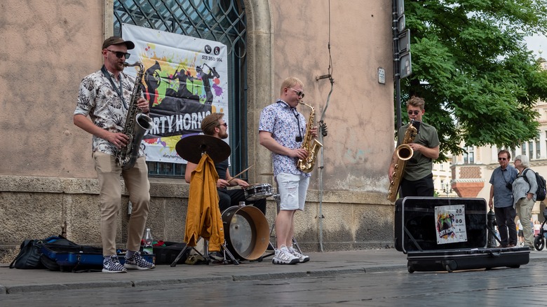 Street baskers performing jazz in old city square