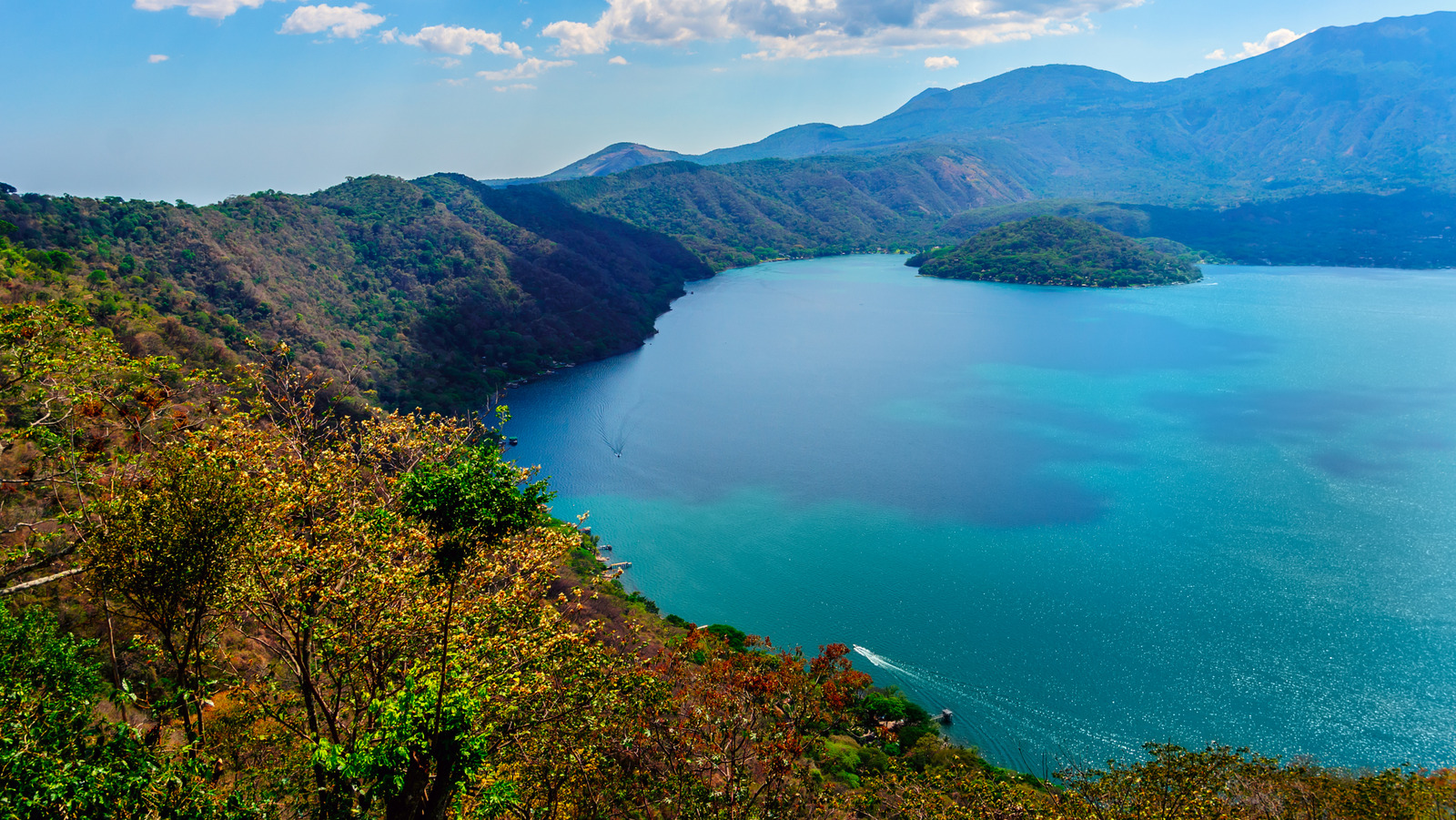 El Salvador's Vibrant Crater Lake Is A Shimmering Turquoise Jewel For ...