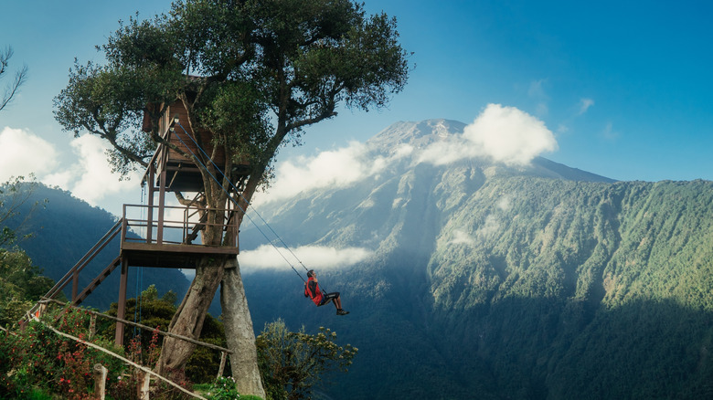 La Casa del Arbol swing over the mountains and valleys of Banos