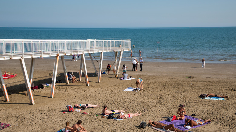 People on the beach in Lido