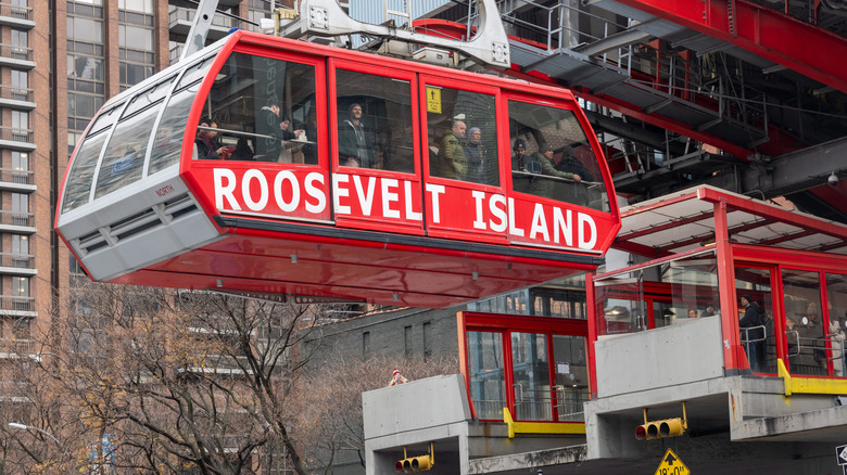 People inside the Roosevelt Island Tramway