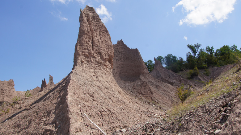 close up of cliffs at chimney bluffs