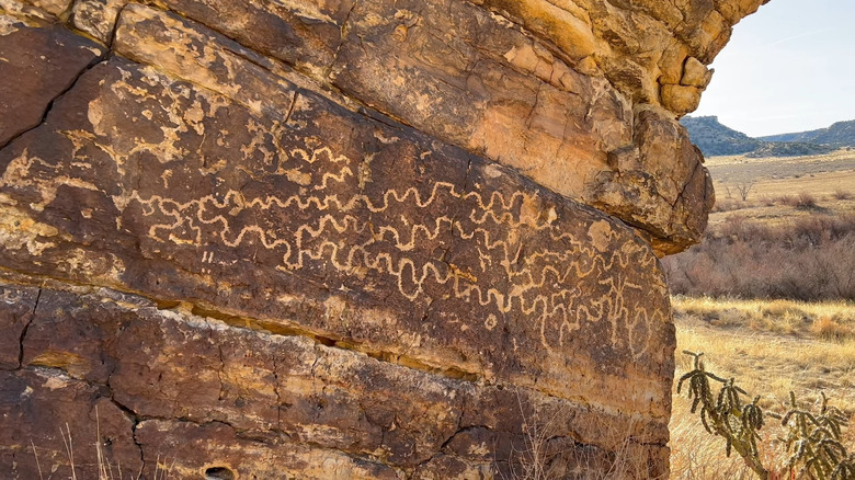 Squiggly petroglyph on Colorado rock on Picketwire Canyon Trail