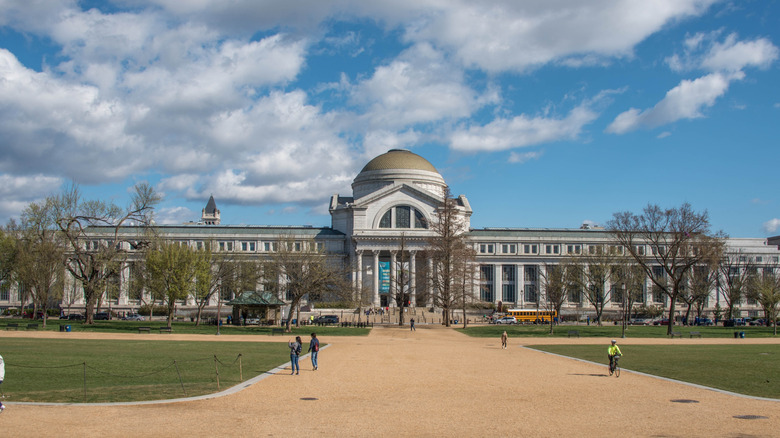 Smithsonian National Museum of Natural History exterior building