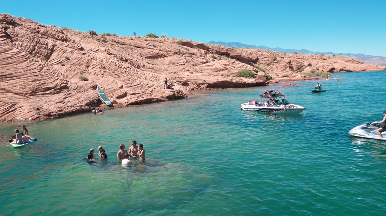 sand hollow beach boats swimmers