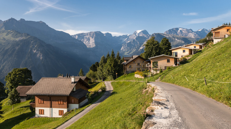 Wooden huts with a mountain backdrop in Braunwald, Switzerland